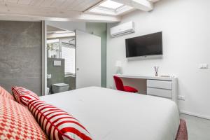 A television and/or entertainment centre at Manganelli Suite