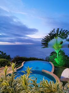 a swimming pool with a view of the ocean at SUN7 in Morro de São Paulo