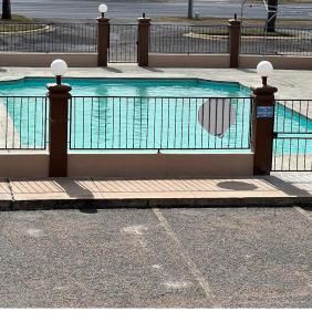 Bazén v ubytování Executive Inn Mercedes Weslaco nebo v jeho okolí