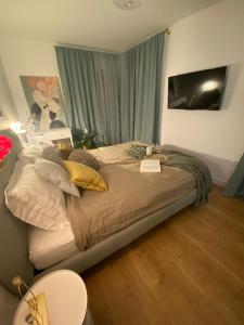 1 dormitorio con cama con almohadas y ventana en Boosko Me, en Busko-Zdrój