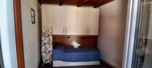 a small closet with a blue bed in a room at Casa Mango in Stresa