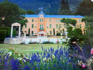 un gran edificio con un jardín delante de él en Mont Ventoux-Chateau Gipieres app nr 9, en Montbrun-les-Bains