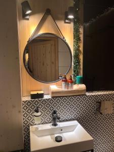 a bathroom with a sink and a mirror at Wiatkapl in Leśna