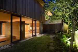 eine Außenansicht eines Hauses mit Glasschiebetüren in der Unterkunft Haus am Felsen, Ferien in Vorarlberger Architektur in Bregenz