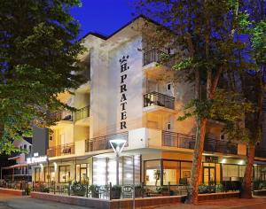 budynek z napisem "Rasant Hotel" w obiekcie Hotel Prater w Cesenatico