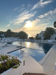 Bazén v ubytovaní Sunset Villa Cala Tarida & Cala Comte & Cala Bassa alebo v jeho blízkosti