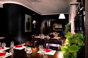 une salle à manger avec des tables, des chaises et des serviettes rouges dans l'établissement Il Casale Della Stella, à Baronissi