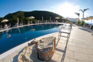 einen Stuhl vor einem Pool in der Unterkunft Il Casale Della Stella in Baronissi