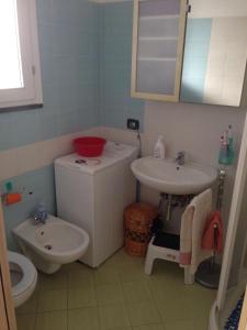 マルツァメミにあるHoliday Home Residence Azzurroのバスルーム(トイレ、洗面台付)