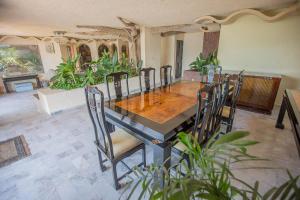 a dining room with a table and chairs at Casa con alberca con vistas a la bahia in Acapulco