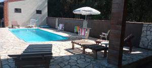 Bazén v ubytování Recanto Pousada JU&JU com piscina COMPARTILHADA nebo v jeho okolí