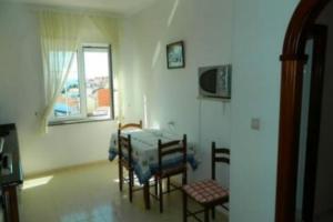 a room with a table and chairs and a window at Apartamento Puerto Finisterre in Fisterra