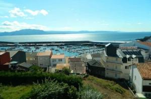 una ciudad con un puerto con barcos en el agua en Apartamento Puerto Finisterre, en Finisterre