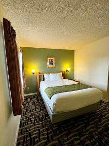 เตียงในห้องที่ Cody Legacy Inn & Suites