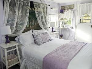 A bed or beds in a room at Olympic Railway Inn