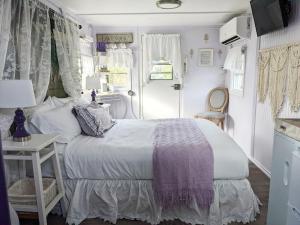 A bed or beds in a room at Olympic Railway Inn