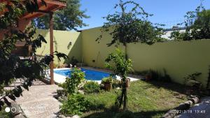 a backyard with a swimming pool and a fence at POSADA RAMALLO CITY in Ramallo