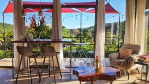 een woonkamer met een tafel en stoelen en een balkon bij Villa Alejandro in Boquete