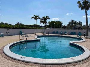 Bazén v ubytování StudioBTS - Lauderdale-By-The-Sea nebo v jeho okolí
