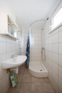 ein Badezimmer mit einem Waschbecken, einem WC und einer Badewanne in der Unterkunft House Magdalena in Tkon