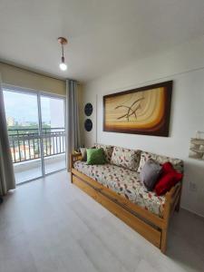 ein Wohnzimmer mit einem Sofa und einem Fenster in der Unterkunft Smart Residence Flat - FLAT 1009 in Teresina