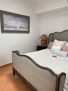 - une chambre avec un lit et une photo d'un arbre dans l'établissement Ocean Front Dream Home Getaway, à Campo del Medio