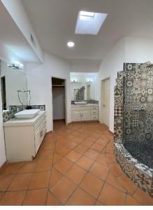 une grande salle de bains avec deux lavabos et deux miroirs dans l'établissement Ocean Front Dream Home Getaway, à Campo del Medio