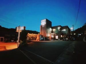 伊勢市にある民泊宿伊勢志摩201の夜間の建物のある空き駐車場