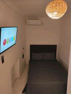 Camera con letto e TV a schermo piatto. di Dar Beldi a Marrakech