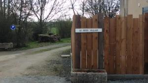 Una cerca de madera con un cartel que dice que dejé el pueblo en Gîte avec piscine ,près de Chantonnay, en Saint-Germain-de-Prinçay