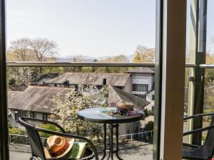 een tafel met een broodje bovenop een balkon bij Claife Heights in Windermere