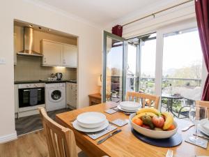 een keuken en eetkamer met een tafel met een fruitschaal bij Claife Heights in Windermere
