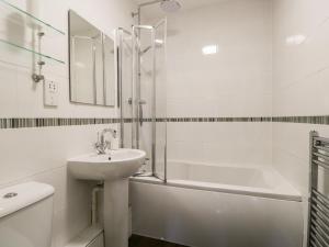 een witte badkamer met een wastafel en een douche bij Claife Heights in Windermere +17 foto's