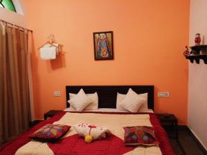 Un dormitorio con una cama con almohadas. en Hotel Bundi House, en Bundi