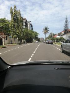 - une vue sur une rue depuis le tableau de bord d'une voiture dans l'établissement Tricia' s Place- One family at a time, à Accra 12 autres photos