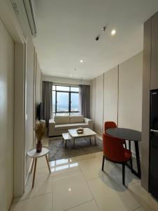 莎阿南的住宿－Hill10 Residence i-City by VEE -Wifi & Netflix - Comfy & Cozy，客厅配有沙发和桌子