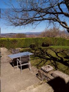 una mesa y dos sillas sentadas en un patio en Le Lavoir en Lacoste