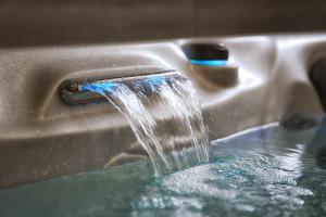 un flux d'eau se déversant dans un puits dans l'établissement Hotel Restaurant Laborderie, à Tamniès