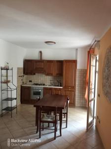 een keuken met een houten tafel in een kamer bij Agriturismo Ardissone Thomas in Diano San Pietro