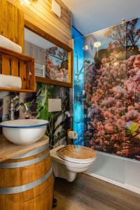 a bathroom with a sink and a toilet and a shower at Die GURKENSCHEUNE - Frühstückspension in Lübbenau