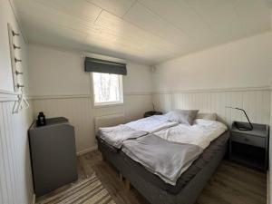 Un pat sau paturi într-o cameră la Ålebro stugby