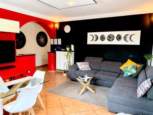 - un salon avec un canapé et une télévision dans l'établissement LT-Host 19, à Pocapaglia