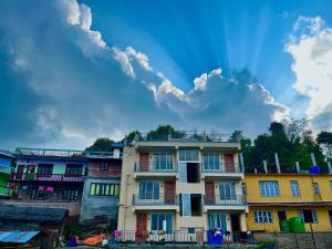 Rishop的住宿－Rishop Clouds Homestay，天上有彩虹的建筑