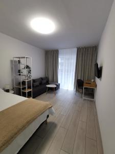 una camera con letto e un soggiorno di KronBed Apartments a Braşov