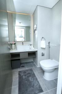 Koupelna v ubytování DAMAC MAISON PRIVE + 2 fotografie