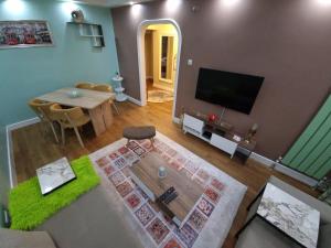 TV a/nebo společenská místnost v ubytování IN THE HEART OF ISTANBUL LOVELY APARTMENT