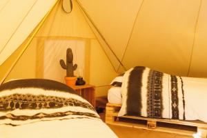 Photo de la galerie de l'établissement Ingerichte Boho, Indian of Tropical Bell Tent met alpaca's, à Paasloo