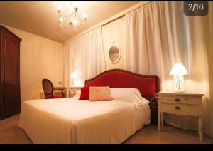 - une chambre avec un lit et une table avec une lampe dans l'établissement La Maison De Vì, à Carpaneto Piacentino