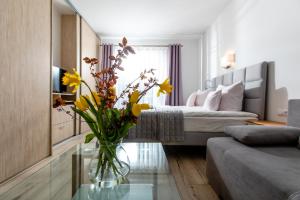 uma sala de estar com um vaso de flores numa mesa de vidro em Hoff dom przy morzu em Trzęsacz