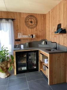 Kuchyň nebo kuchyňský kout v ubytování Le Volcan des Sens, chambres d'hotes de luxe et SPA privatif